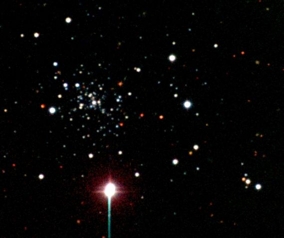 Conjunto de estrellas del cúmulo Siegel, en el que se aprecian estrellas de diversos colores. Tomada de www.astrored.org