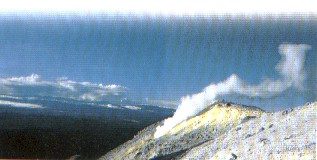 Cima del volcán Cumbal (Colombia). El color amarillo es debido a la sublimación de azufre.