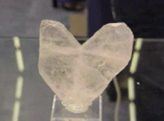 Macla en un cristal de cuarzo (plano de simetría)