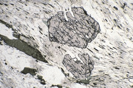 Granate de una roca metamórfica que ha crecido por recristalización de otros minerales.