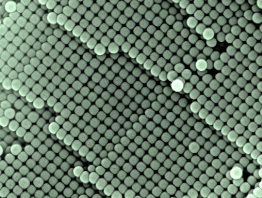 Modelo con esferas microscópicas imitando el crecimiento de un cristal por nucleación heterogenea