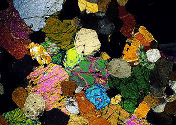 Peridotita al microscopio con polarizadores cruzados.Se precia la variedad mineralógica con respecto a la Dunita