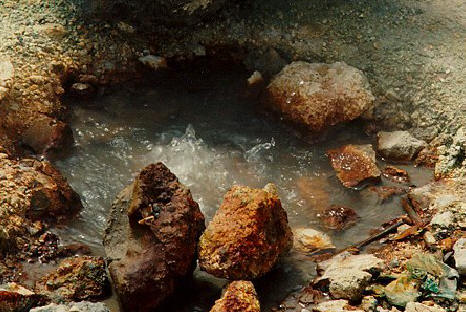 El color rojo de estas piedras es debido a las bacterias que viven en esta solfatara, al lado de un volcán y a temperaturas muy elevadas