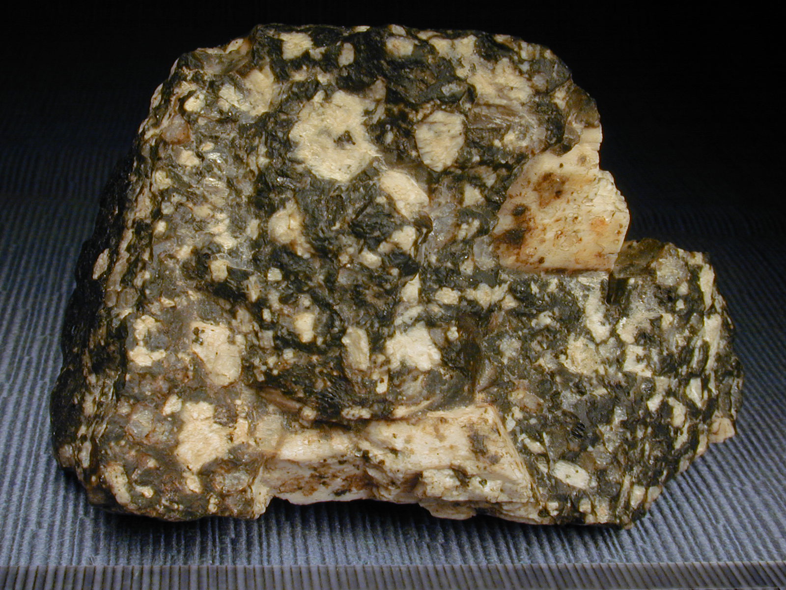 Pórfido. Imagen tomada de http://www.montes.upm.es/Dptos/DptoSilvopascicultura/Edafologia/guia/Galeria/RocasGR/porfido2.jpg