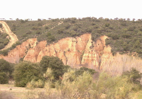 Las cárcavas son resultado de la destrucción del suelo. Imagen: De Mier y Leva.