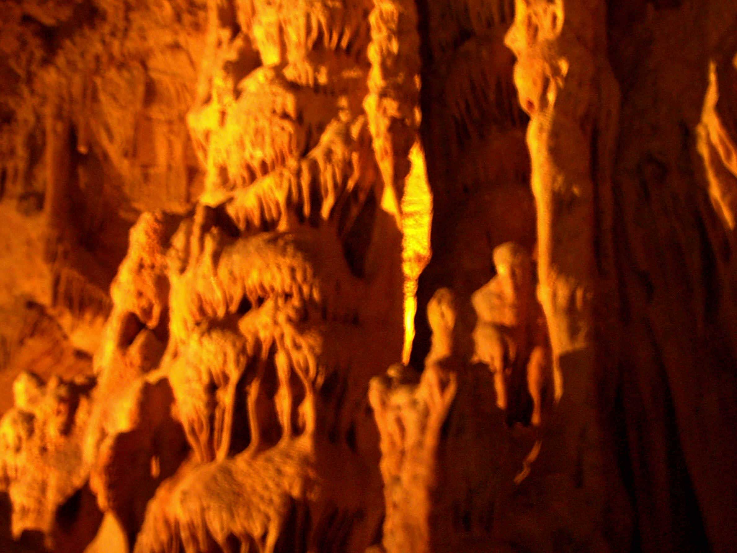 Proceso de carbonatación en una gruta. Imagen: De Mier y Leva.