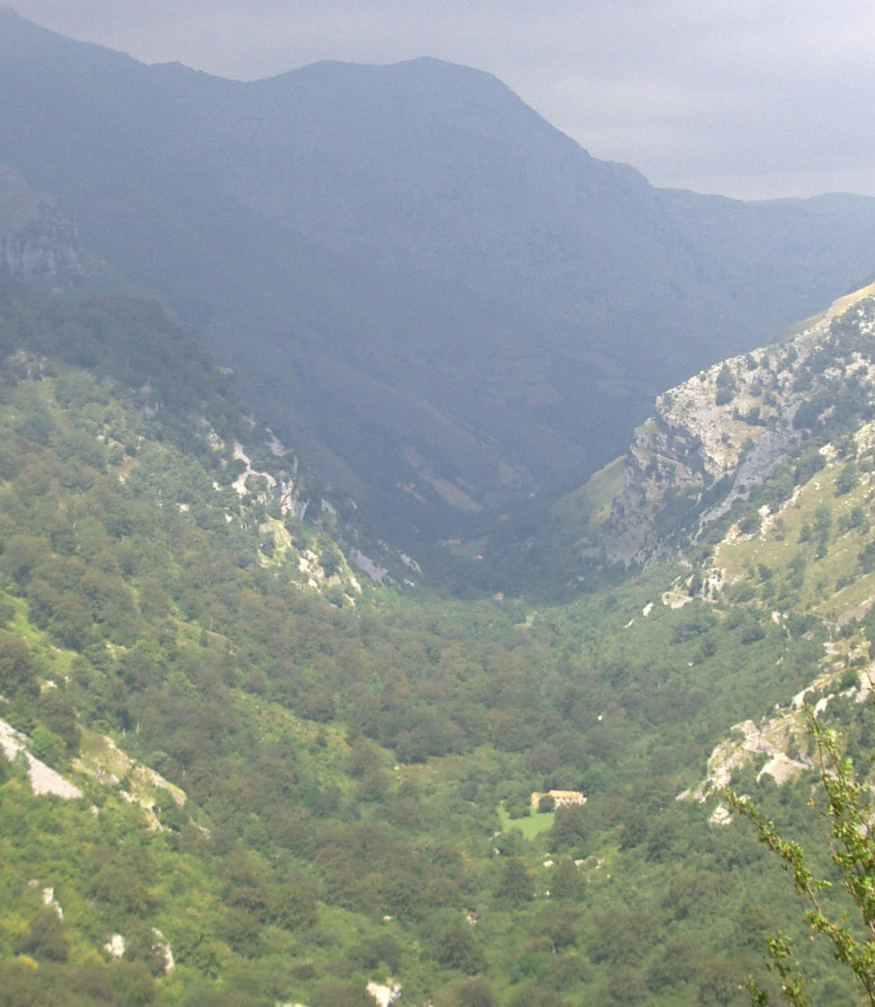 Valle en forma de V. Imagen: De Mier y Leva.