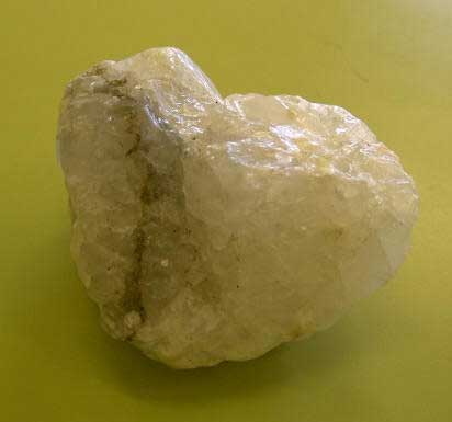 La halita es cloruro sódico, por lo que tiene un sabor salado. Imagen: De Mier y Leva.