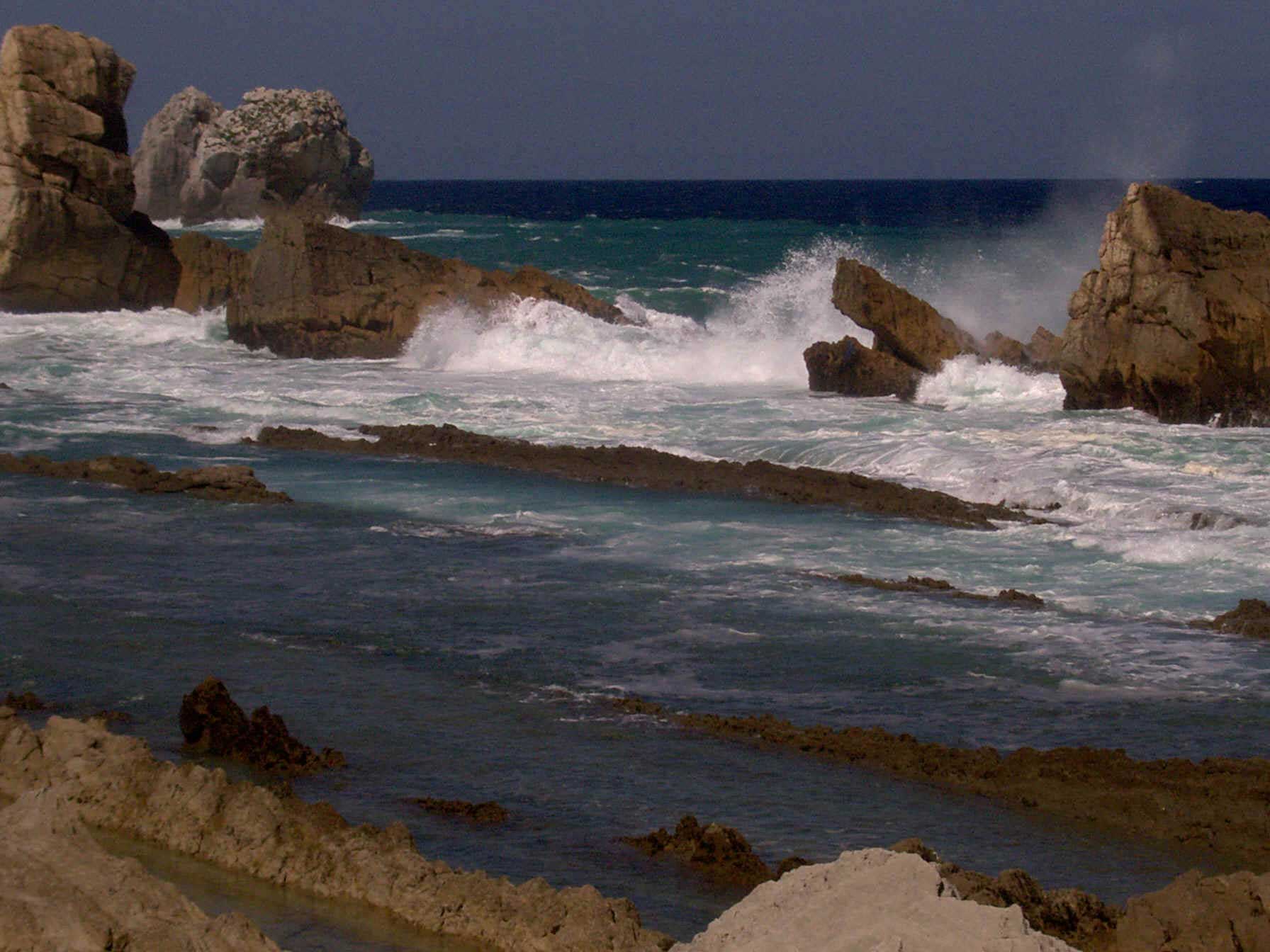 Erosión de la roca por el mar. Autores: De Mier y Leva