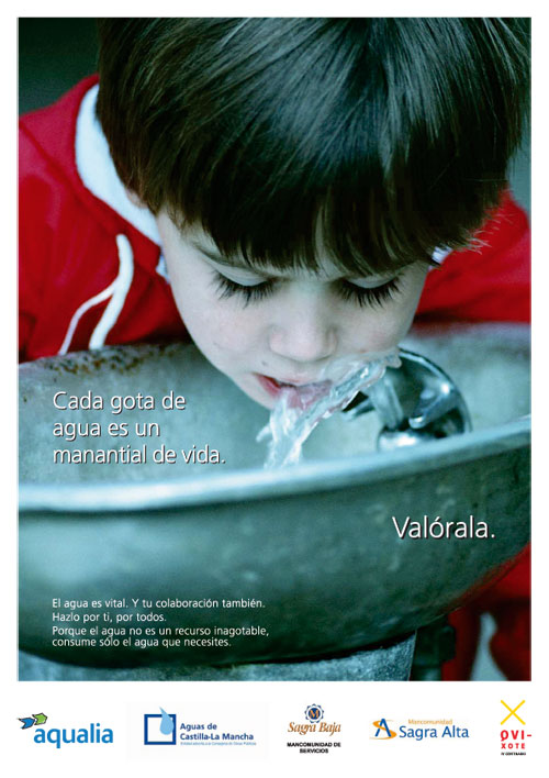 Niño bebiendo en una fuente