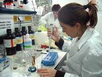 Becaria trabajando en un laboratorio.